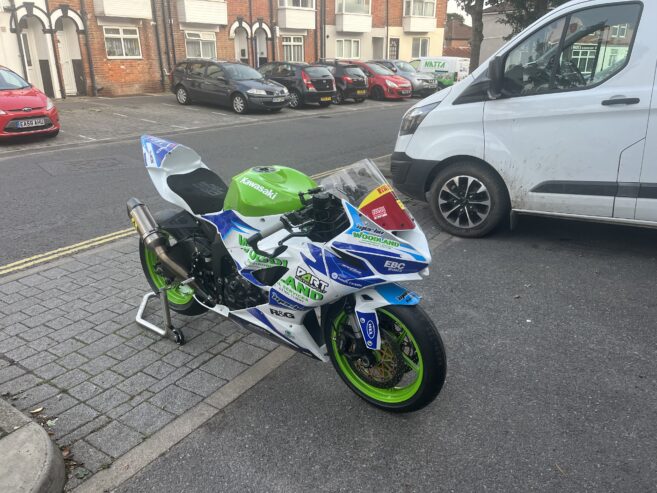 Kawasaki Zx6r track/ race bike