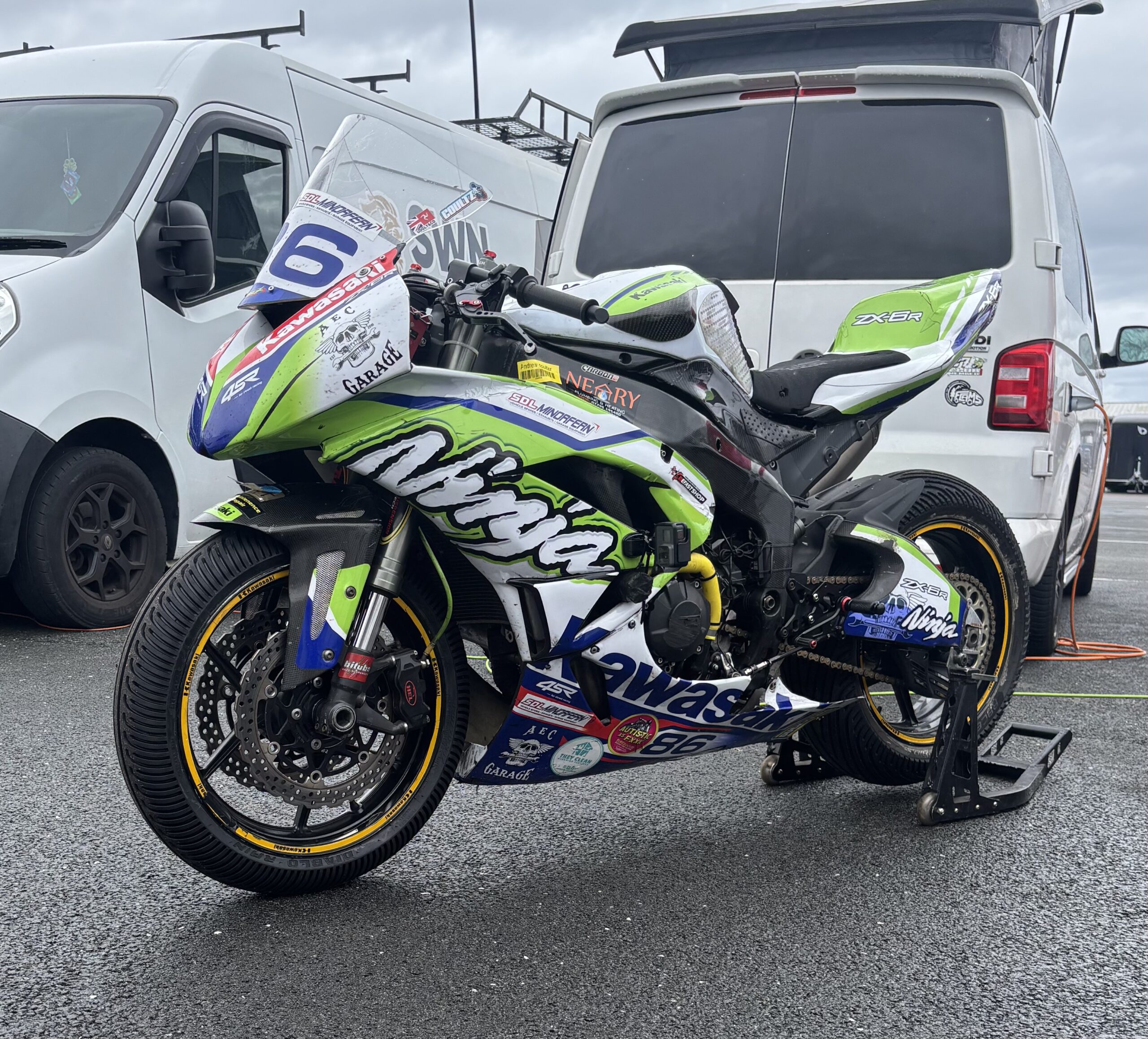 Kawasaki zx6 2010 race bike