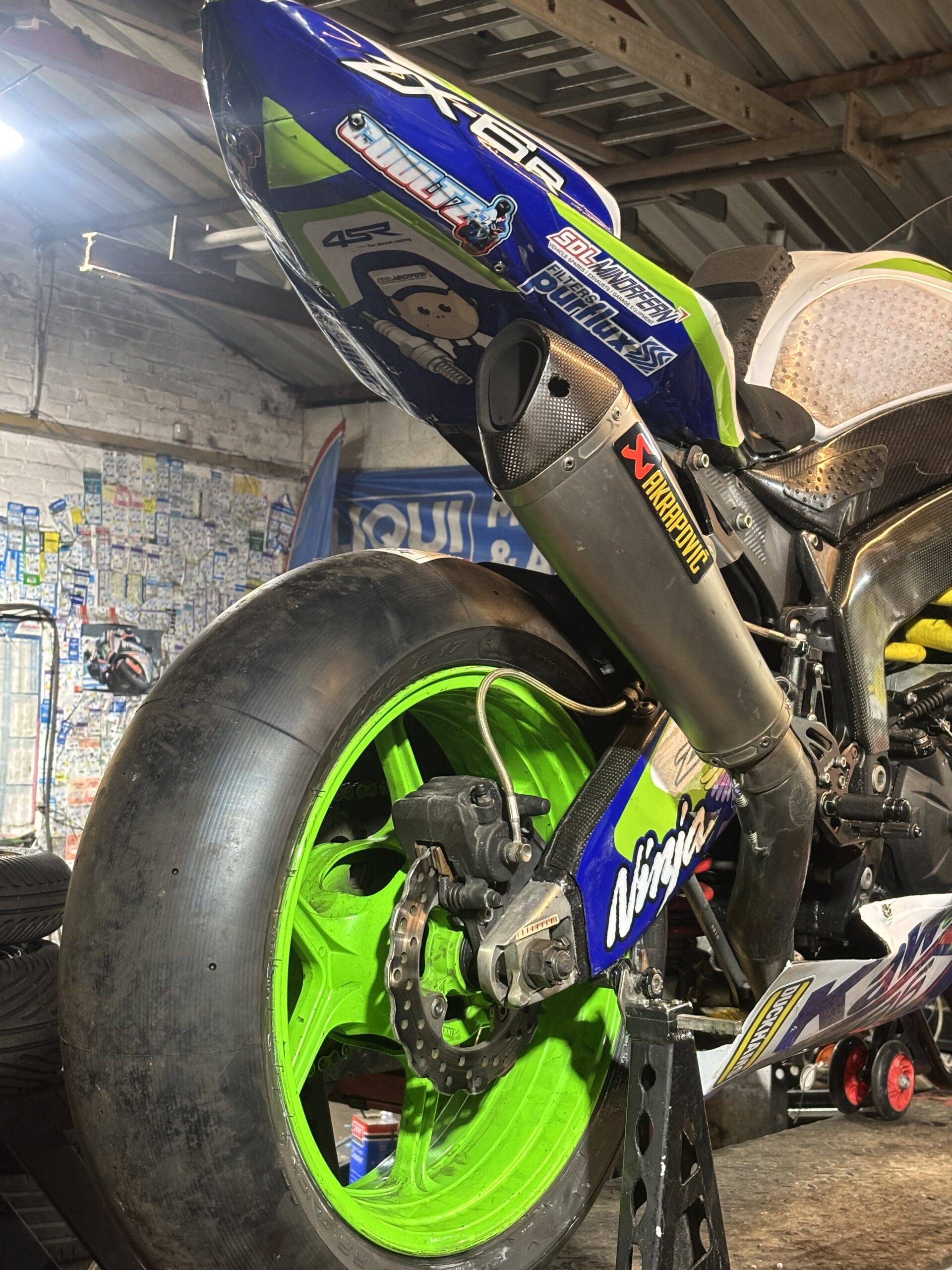 Kawasaki zx6 2010 race bike